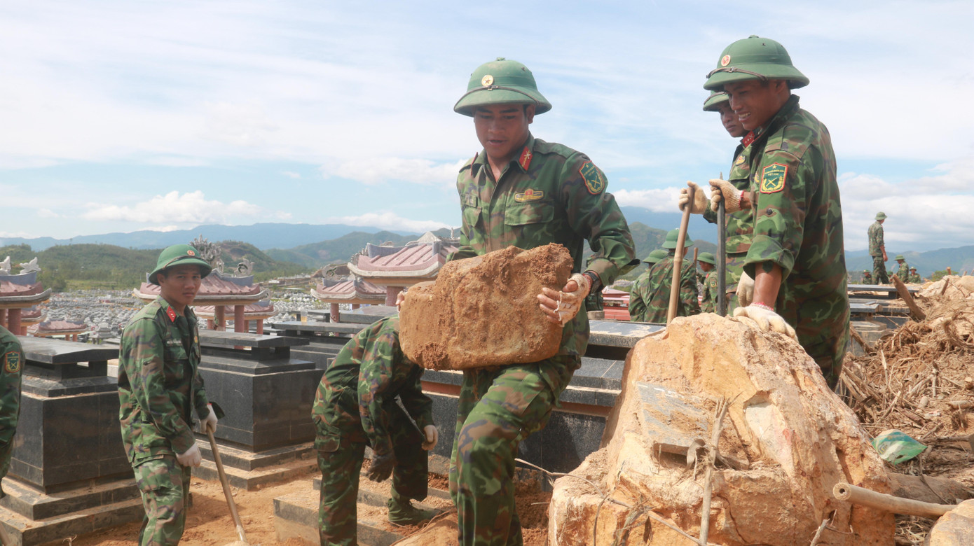 Theo báo cáo của Sở Xây dựng TP Đà Nẵng, sau trận mưa lớn kèm theo lũ quét và sạt lở ngày 14/10 đã ảnh hưởng đến 610 ngôi mộ tại nghĩa trang Hòa Sơn (huyện Hòa Vang). Trong đó, có mộ bị vùi lấp, có mộ bị cuốn trôi chưa xác định được dấu tích. Theo báo cáo của Sở Xây dựng TP Đà Nẵng, sau trận mưa lớn kèm theo lũ quét và sạt lở ngày 14/10 đã ảnh hưởng đến 610 ngôi mộ tại nghĩa trang Hòa Sơn (huyện Hòa Vang). Trong đó, có mộ bị vùi lấp, có mộ bị cuốn trôi chưa xác định được dấu tích.