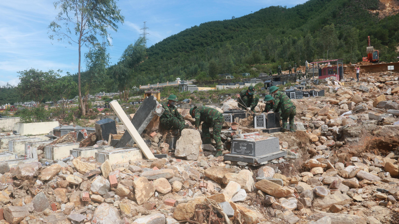 Một khu vực sạt lở ở đường số 1, nghĩa trang Hòa Sơn bị sạt lở nghiêm trọng. Hàng trăm ngôi mộ ở đây đã bị cuốn trôi, mất dấu, hư hỏng nặng. Một khu vực sạt lở ở đường số 1, nghĩa trang Hòa Sơn bị sạt lở nghiêm trọng. Hàng trăm ngôi mộ ở đây đã bị cuốn trôi, mất dấu, hư hỏng nặng.