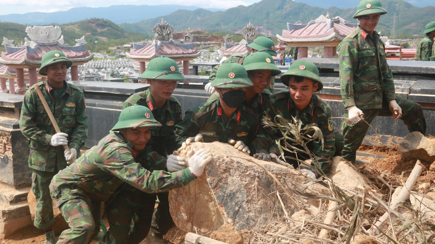 Một tảng đá lớn từ núi sạt xuống đè lên một ngôi mộ. Các chiến sĩ phải cùng hò nhau mới đẩy nổi. Một tảng đá lớn từ núi sạt xuống đè lên một ngôi mộ. Các chiến sĩ phải cùng hò nhau mới đẩy nổi.
