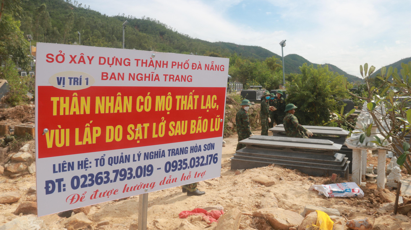 Ban Nghĩa trang (Sở Xây dựng TP Đà Nẵng) cắm biển cùng số điện thoại để người dân có mộ người thân bị vùi lấp liên hệ để nhận được sự hỗ trợ. Ban Nghĩa trang (Sở Xây dựng TP Đà Nẵng) cắm biển cùng số điện thoại để người dân có mộ người thân bị vùi lấp liên hệ để nhận được sự hỗ trợ.