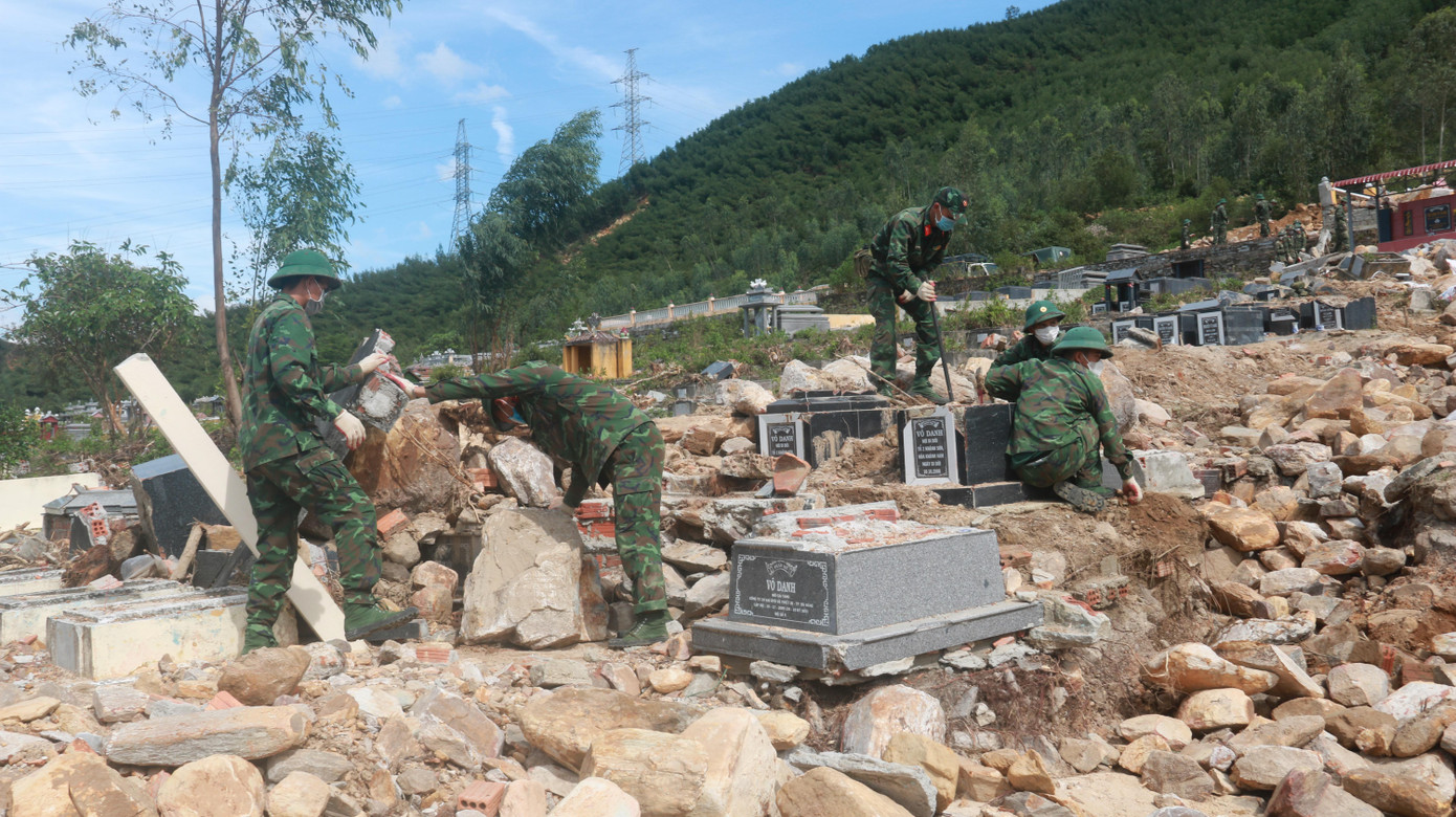 Do sạt lở ở khu vực tâm linh, nên không thể huy động phương tiện cơ giới vào để xử lý. Tất cả phải dùng bằng sức người. Do sạt lở ở khu vực tâm linh, nên không thể huy động phương tiện cơ giới vào để xử lý. Tất cả phải dùng bằng sức người.