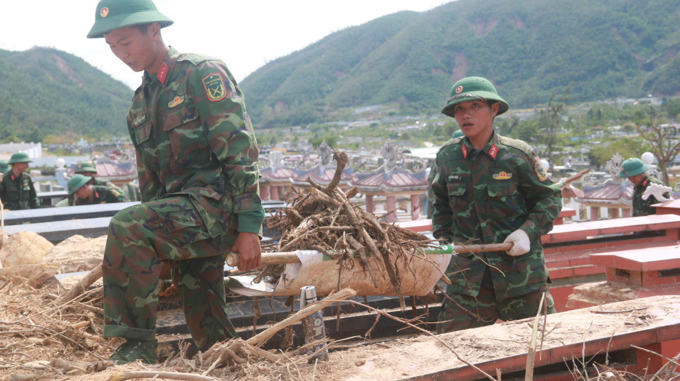 Các chiến sĩ dùng cáng, vận chuyển đất, cây cối ra khỏi khu vực sạt lở. Các chiến sĩ dùng cáng, vận chuyển đất, cây cối ra khỏi khu vực sạt lở.