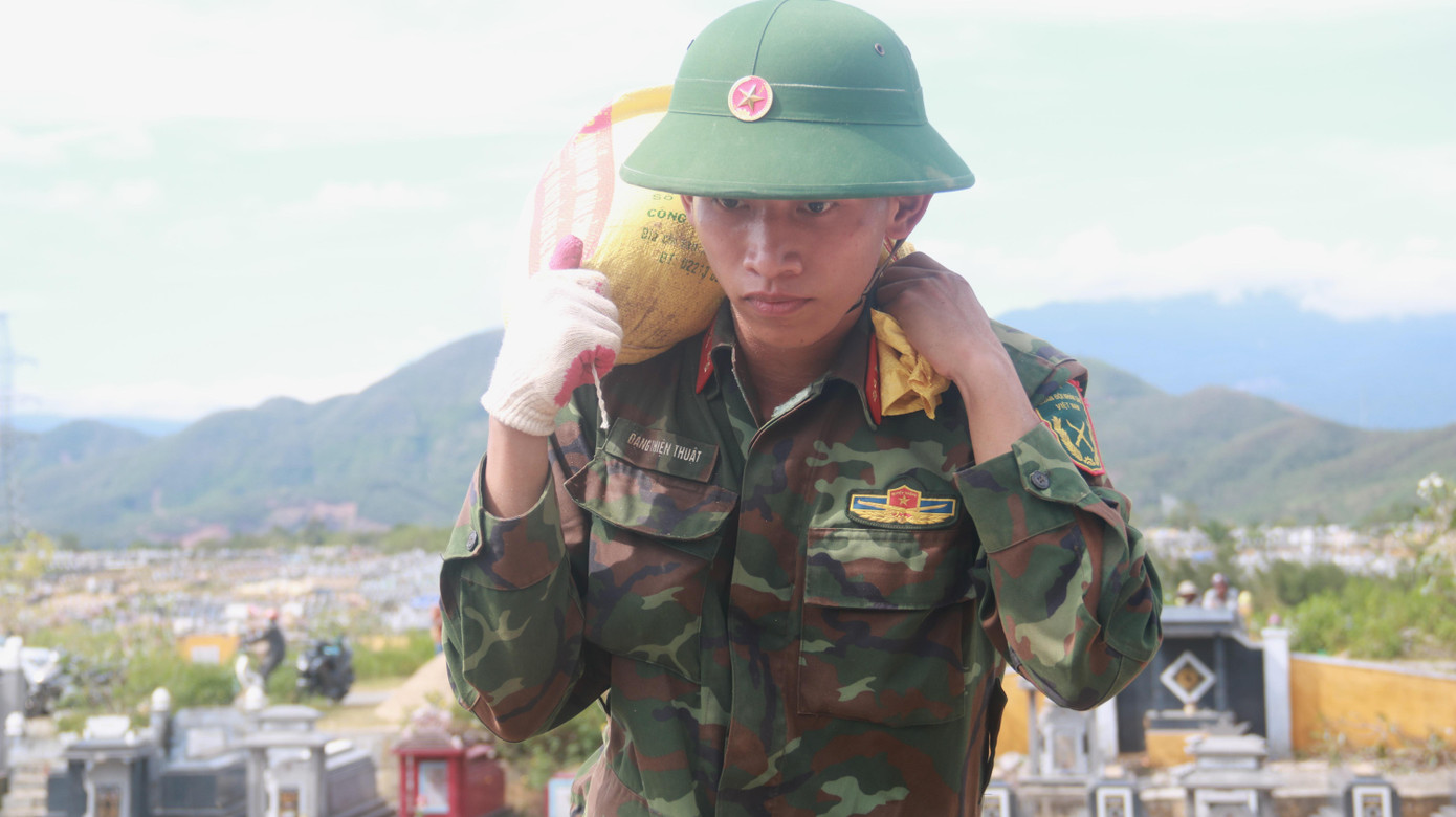 Hơn 100 cán bộ chiến sĩ Trung đoàn Bộ binh 971 có mặt tại nghĩa trang Hòa Sơn giúp dân khắc phục sự cố sạt lở. Hơn 100 cán bộ chiến sĩ Trung đoàn Bộ binh 971 có mặt tại nghĩa trang Hòa Sơn giúp dân khắc phục sự cố sạt lở.