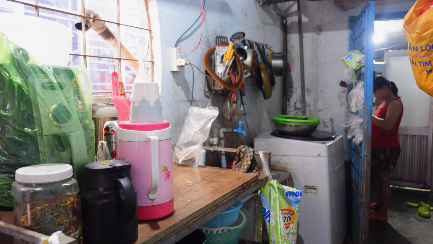 Trong căn nhà chật chội để 7 nhân khẩu cùng sinh hoạt, ông Huyến phải tận dụng mọi ngóc ngách để làm nơi để đồ.