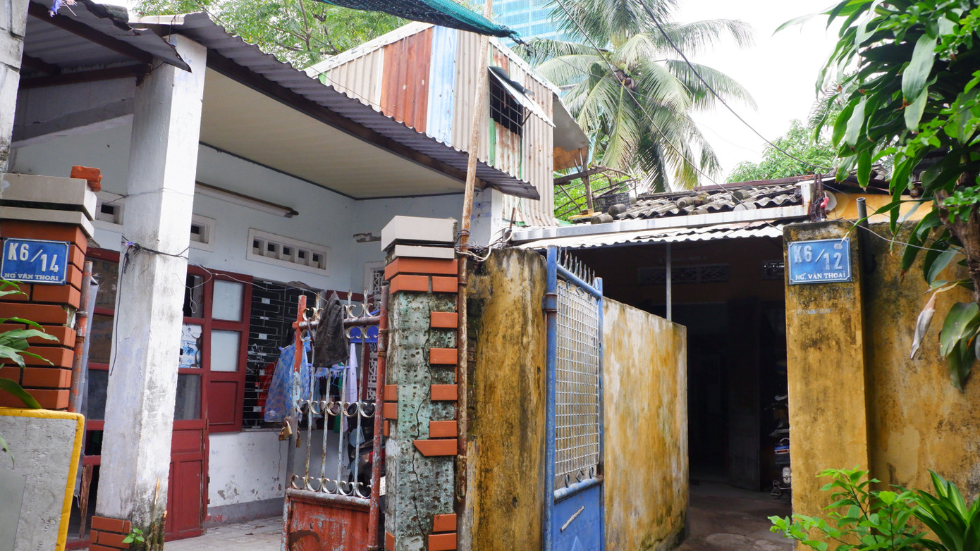 Đường Nguyễn Văn Thoại hướng ra bãi tắm T20 sầm uất nhộn nhịp buôn bán, kinh doanh, nhưng bên trong Kiệt 6/12 Nguyễn Văn Thoại là một cuộc sống hoàn toàn khác biệt, với những ngôi nhà xuống cấp, ẩm thấp, người dân phải sống trong môi trường ô nhiễm.