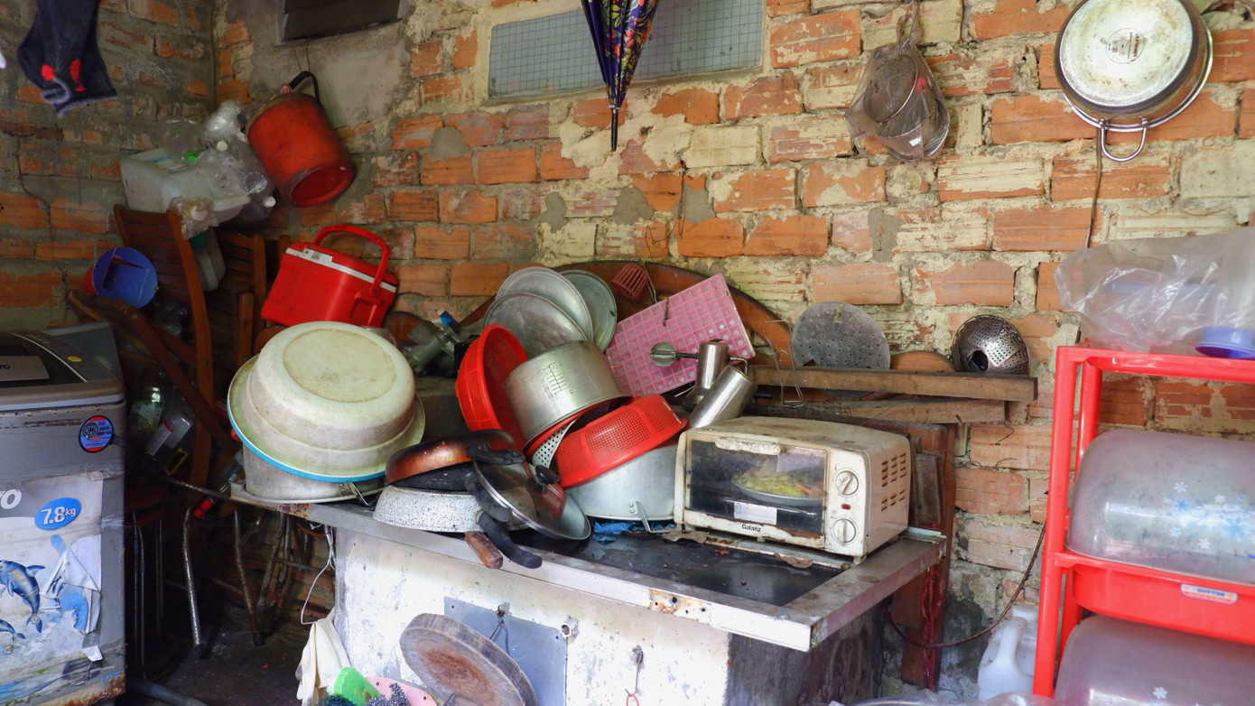 Trả lời kiến nghị của người dân, lãnh đạo UBND quận Ngũ Hành Sơn thừa nhận dự án kéo dài quá lâu và phản ánh của người dân là đúng. Theo lãnh đạo UBND quận này, đây là khu đất được thành phố quy hoạch là khu thương mại dịch vụ 14 tầng nên khu đất sẽ được thu hồi và đấu giá.