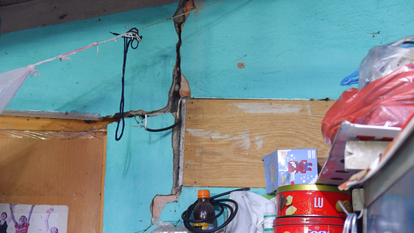 Căn phòng của gia đình anh Nguyễn Chánh Thọ (con trai bà Thạnh) đã nứt nẻ, chờ sập. Anh Thọ cho biết: Sống ở đây rất khổ, bức bí và ô nhiễm, nguy hiểm rình rập nhưng gia đình không còn chọn lựa nào khác vì dự án chờ mãi không thấy triển khai.