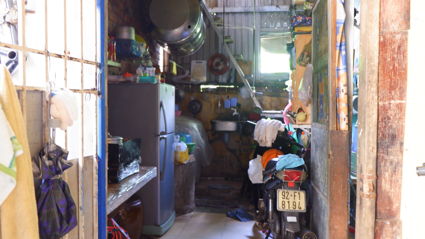 Gian bếp của gia đình được tận dụng hết mọi chỗ trống để làm nơi để đồ dùng, vật dụng nấu nướng. "Lo nhất vẫn là vào mùa mưa bão, nhà cửa đổ sập lúc nào không hay. Mong sao dự án triển khai để người dân không còn phải sống trong khổ sở nữa", anh Thọ nói.