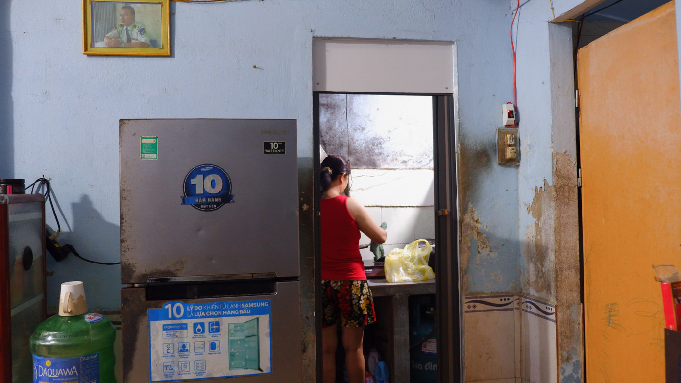 Người dân cho biết, sống bức bí ngay ở vị trí trung tâm rất bất tiện và bất an. Nhiều lần người dân kiến nghị lên chính quyền để sớm triển khai dự án nhưng đến nay vẫn chưa thấy động tĩnh gì.