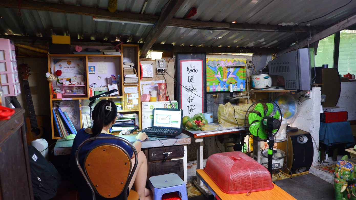 Căn phòng 30m2 của gia đình vừa làm nơi học, ăn uống, sinh hoạt của cả gia đình trong ẩm thấp, chật chội. "Tôi già rồi, chỉ thương mấy đứa cháu học hành chật chội nóng bức. Trong khi chờ dự án triển khai, chỉ biết động viên con cháu ráng ở, ráng chờ" - bà Thạnh cho biết.