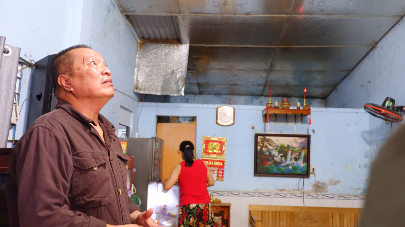 Ông Huyến ngán ngẩm cảnh sống trong ngôi nhà xuống cấp nhưng không thể sửa chữa, xây mới. Để có chỗ ngủ, ông phải kê thêm giường ở phòng khách, tận dụng mái hiên nhà để có chỗ ngủ. "Trời mưa thì thấm, dột, ẩm ướt. Mùa nắng thì không thể nào ở trong nhà vì quá nóng. Người dân chỉ mong sớm được đền bù thỏa đáng, bố trí tái định cư để di dời kết thúc chuỗi ngày sống trong bất an, khổ sở", ông Huyến cho biết.