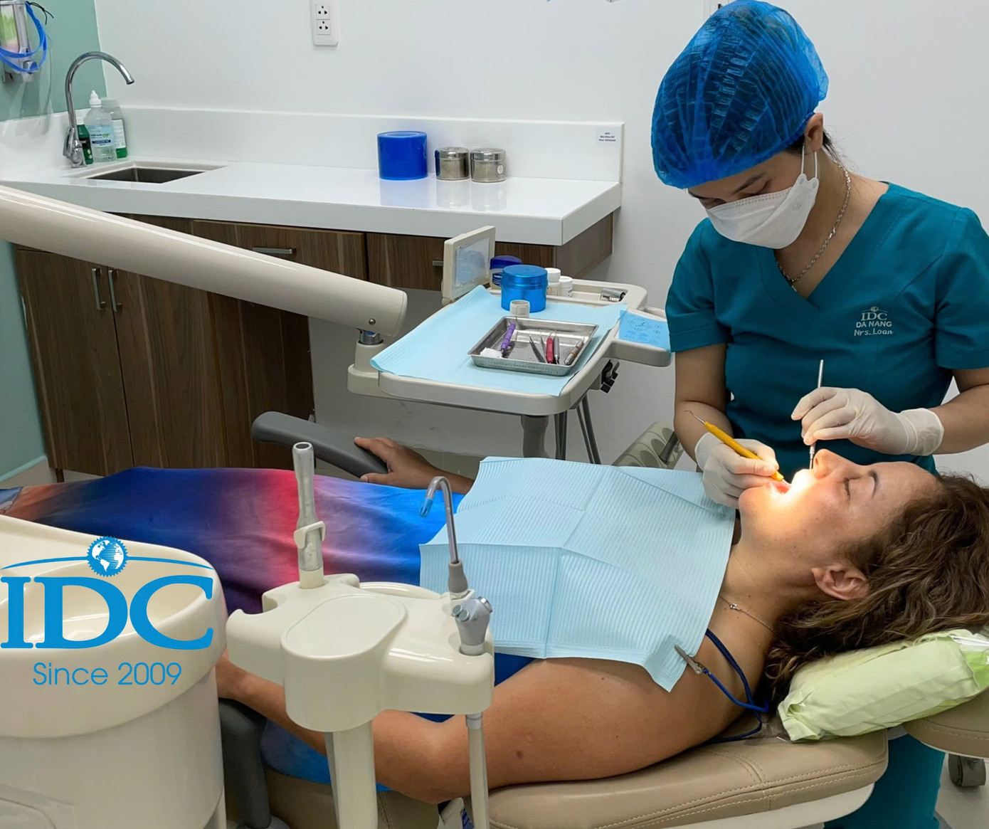 Nha sĩ đang thực hiện làm sạch sâu cho răng của bệnh nhân.