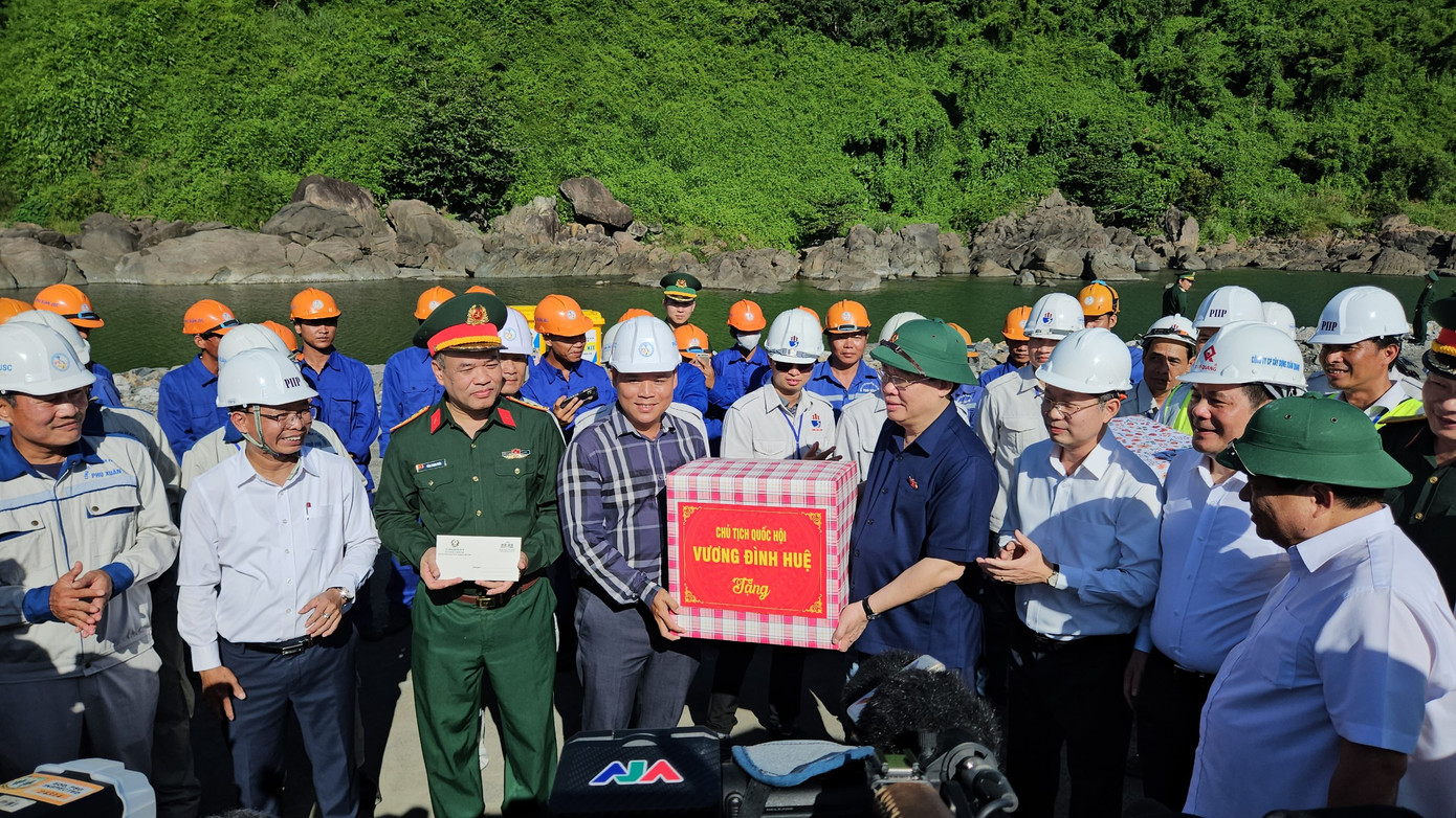 Chủ tịch Quốc hội Vương Đình Huệ biểu dương chủ đầu tư, các đơn vị thi công đã nỗ lực thi công công trình, đảm bảo tiến độ. Chủ tịch Quốc hội cũng lưu ý các đơn vị thi công phải đảm bảo an toàn, chất lượng dự án.