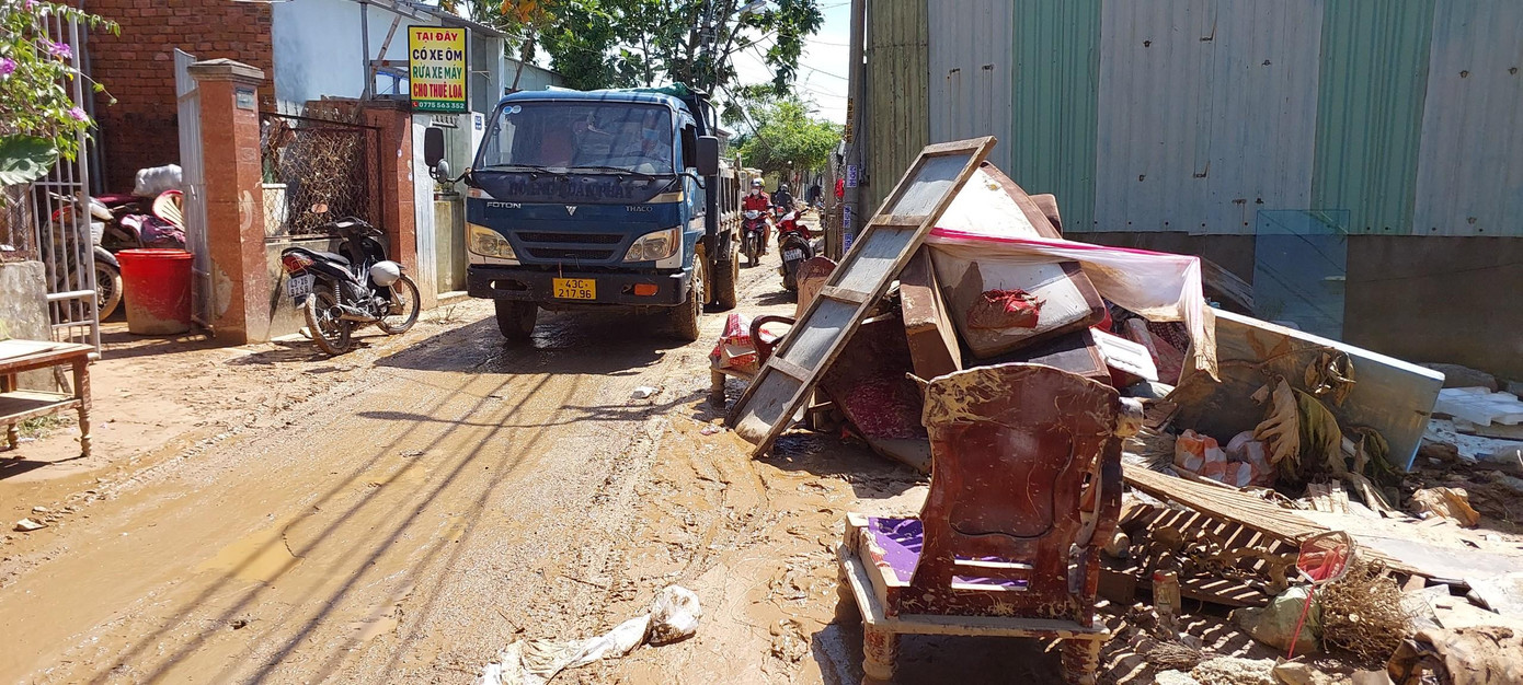 Theo ghi nhận, gần một tuần sau trận mưa lịch sử (14/10) đến nay, nhiều khu dân cư ở quận Liên Chiểu (TP Đà Nẵng) vẫn đầy bùn non, ngổn ngang. Tại một số khu dân cư trên đường Mẹ Suốt, Phạm Như Xương, Hoàng Văn Thái (phường Hòa Khánh Nam, quận Liên Chiểu) vẫn đang ngổn ngang.