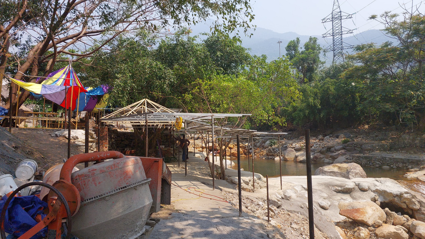 Chính quyền phường Hòa Hiệp Bắc cho biết: Sau đợt mưa lũ tháng 10/2022, chính quyền địa phương dứt khoát không cho các hộ kinh doanh ở đây chặn dòng suối và thi công bất cứ hạng mục nào vì khu vực này nằm trong diện tích đất rừng sản xuất.