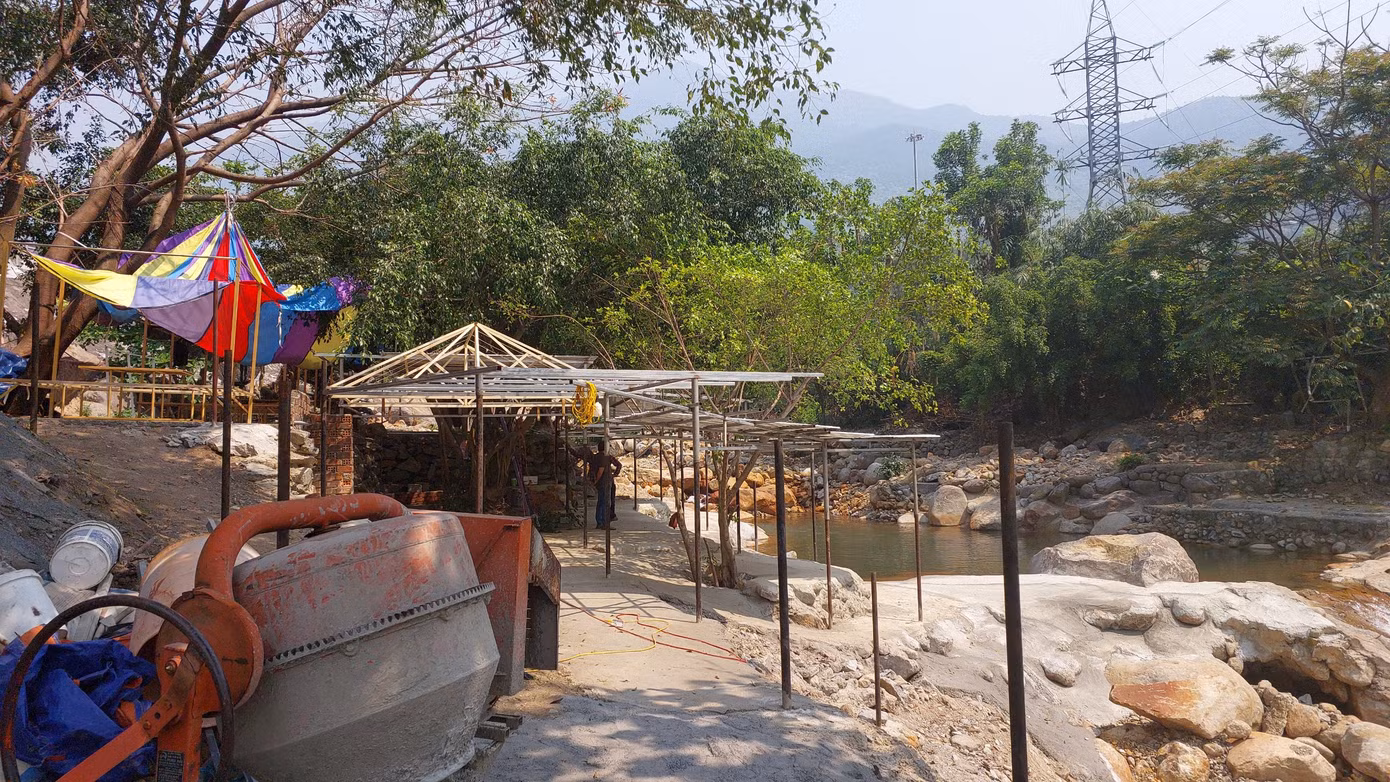Chính quyền phường Hòa Hiệp Bắc cho biết: Sau đợt mưa lũ tháng 10/2022, chính quyền địa phương dứt khoát không cho các hộ kinh doanh ở đây chặn dòng suối và thi công bất cứ hạng mục nào vì khu vực này nằm trong diện tích đất rừng sản xuất.