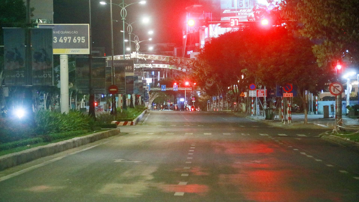 Theo chỉ thị của UBND TP Đà Nẵng, người dân không được ra khỏi TP. Người dân chỉ được phép di chuyển vào thành phố vì lý do công vụ, phòng, chống dịch, vận chuyển hàng hóa thiết yếu, làm việc ở các cơ sở sản xuất kinh doanh được phép hoạt động. Theo chỉ thị của UBND TP Đà Nẵng, người dân không được ra khỏi TP. Người dân chỉ được phép di chuyển vào thành phố vì lý do công vụ, phòng, chống dịch, vận chuyển hàng hóa thiết yếu, làm việc ở các cơ sở sản xuất kinh doanh được phép hoạt động.