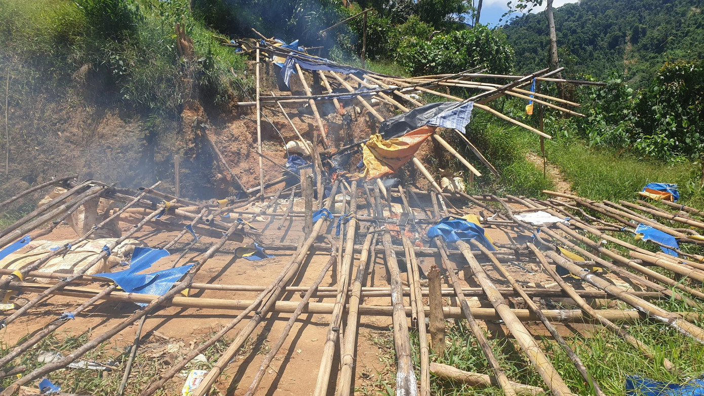 Lực lượng chức năng huyện Phước Sơn đã phá dỡ và đốt toàn bộ 7 lán trại. Tiến hành kiểm tra các khu vực xung quanh phát hiện cối dập đá, máy nổ cũ và một số ống nước cùng dụng cụ thô sơ. Tất cả đã được phá hủy và đốt sạch. Lực lượng chức năng huyện Phước Sơn đã phá dỡ và đốt toàn bộ 7 lán trại. Tiến hành kiểm tra các khu vực xung quanh phát hiện cối dập đá, máy nổ cũ và một số ống nước cùng dụng cụ thô sơ. Tất cả đã được phá hủy và đốt sạch.