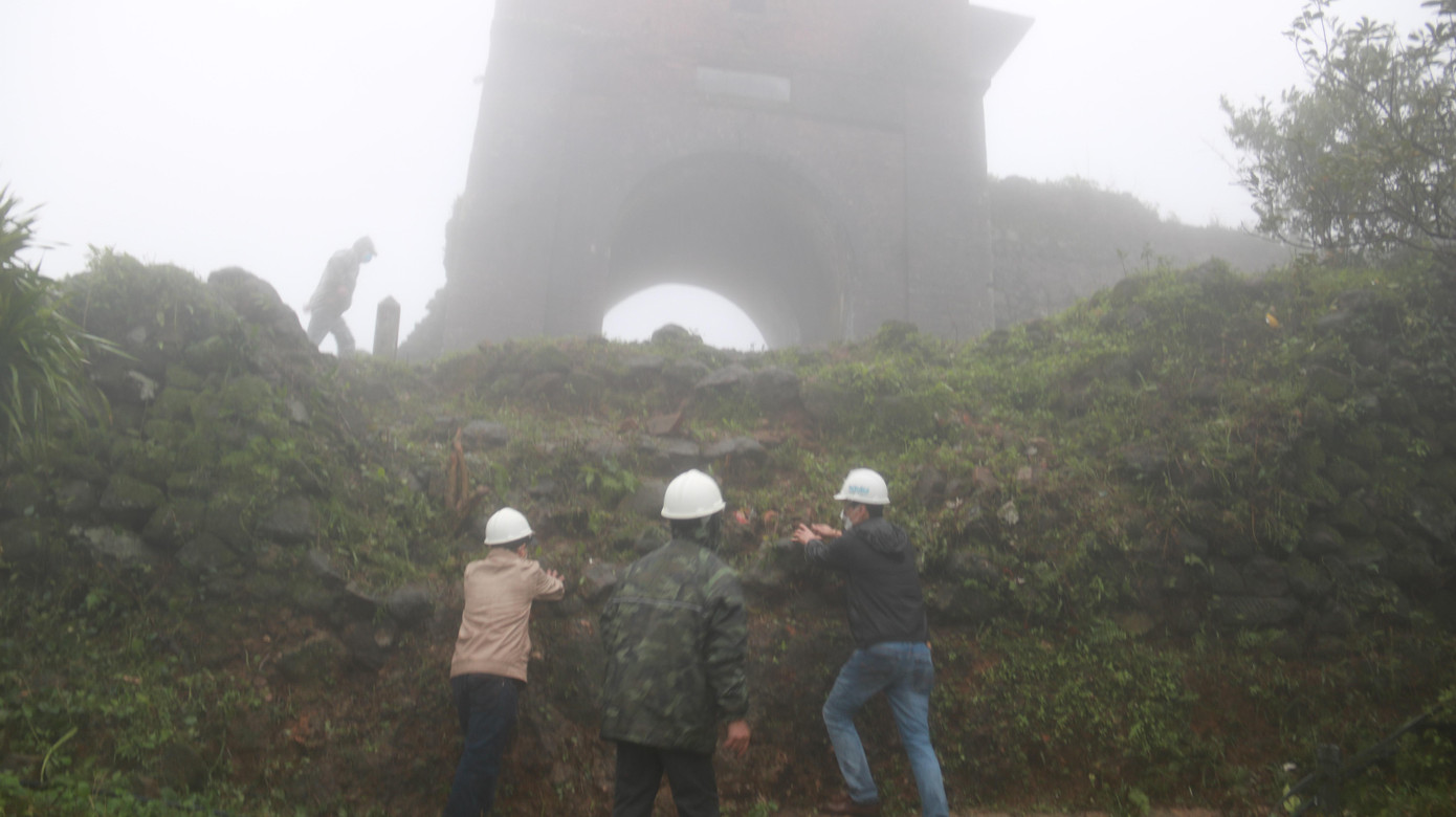 Những công nhân nhặt, gỡ những viên đá, gạch đầu tiên sau lễ khởi công. Ảnh: Nguyễn Thành Những công nhân nhặt, gỡ những viên đá, gạch đầu tiên sau lễ khởi công. Ảnh: Nguyễn Thành