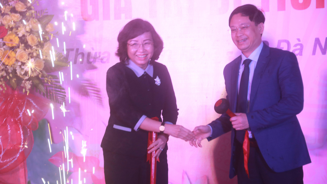 Bà Ngô Thị Kim Yến (Phó chủ tịch UBND TP Đà Nẵng) và ông Nguyễn Thanh Bình (Phó chủ tịch UBND tỉnh Thừa Thiên Huế) tại lễ khởi công. Ảnh: Nguyễn Thành Bà Ngô Thị Kim Yến (Phó chủ tịch UBND TP Đà Nẵng) và ông Nguyễn Thanh Bình (Phó chủ tịch UBND tỉnh Thừa Thiên Huế) tại lễ khởi công. Ảnh: Nguyễn Thành