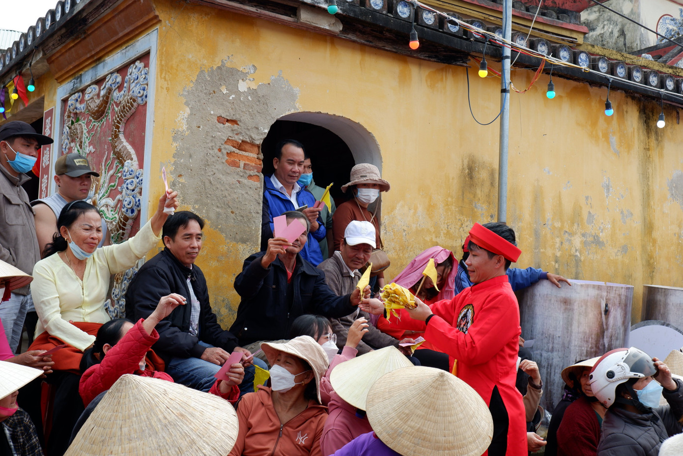 Người dân thích thú tham gia trò chơi hát bài chòi tại sân đình làng.