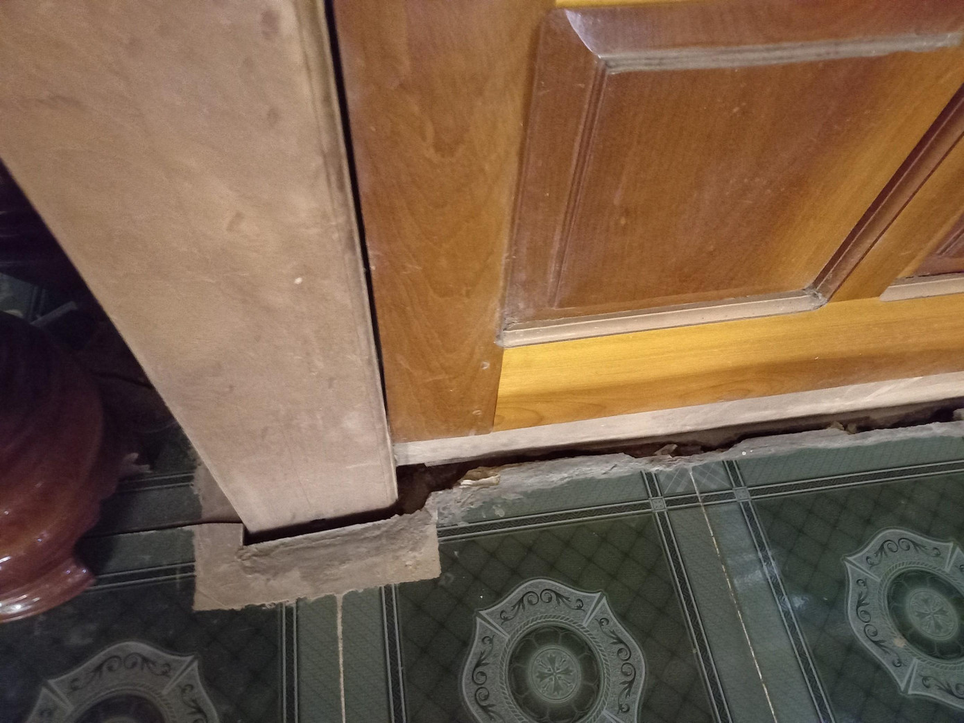 Nền nhà của người dân thôn 2 xã Phước Thành (Phước Sơn, Quảng Nam) bị nứt, sụt sâu tiềm ẩn nhiều nguy cơ. Ảnh: Nguyễn Thành