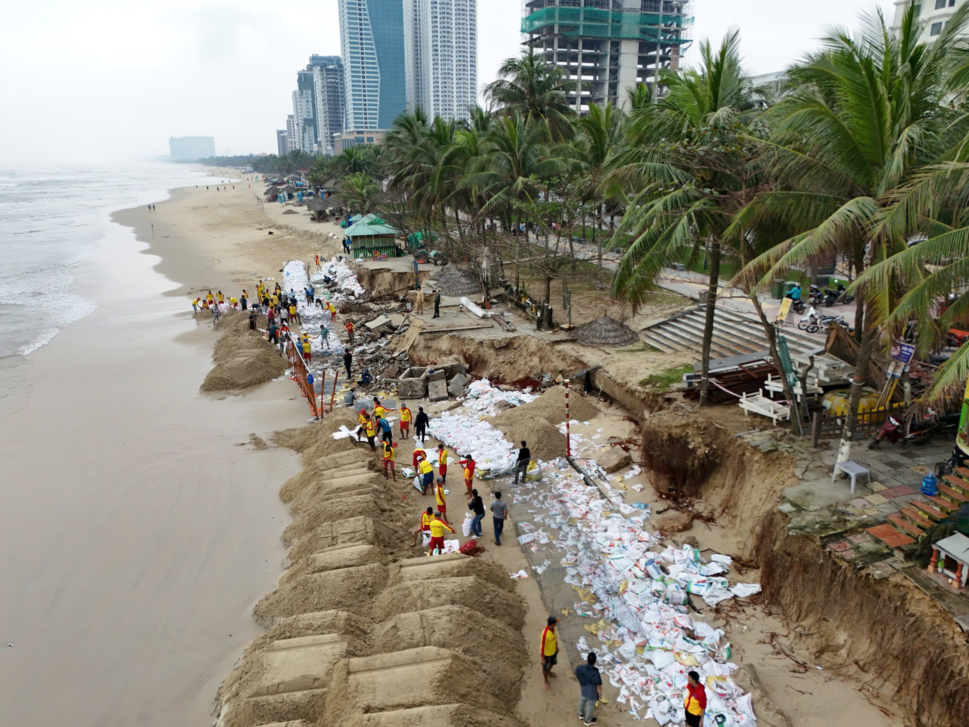 Khu vực sạt lở thuộc địa phận phường Phước Mỹ, quận Sơn Trà. Bãi biển Mỹ Khê từng được mệnh danh là 1 trong 6 bãi biển quyến rũ nhất hành tinh, top 10 bãi biển đẹp nhất châu Á. Tuy nhiên, trong vòng 1 tuần trở lại đây, khu vực này bị nước biển xâm thực, gây sạt lở nghiêm trọng, khiến bãi biển tan hoang.