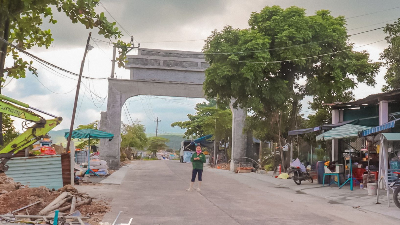 Đường vào Nghĩa trang liệt sĩ thành phố Đà Nẵng đang được tiếp tục hoàn chỉnh sau khi người dân thôn Phú Sơn Nam hiến đất.