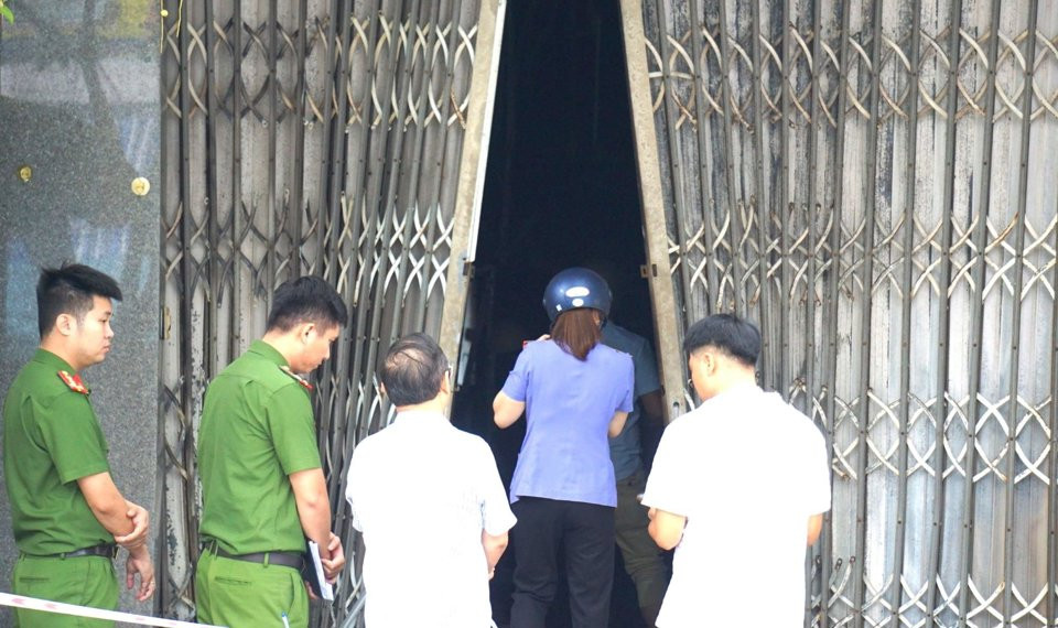 Lực lượng chức năng khám nghiệm hiện trường điều tra nguyên nhân vụ hỏa hoạn. Lực lượng chức năng khám nghiệm hiện trường điều tra nguyên nhân vụ hỏa hoạn.