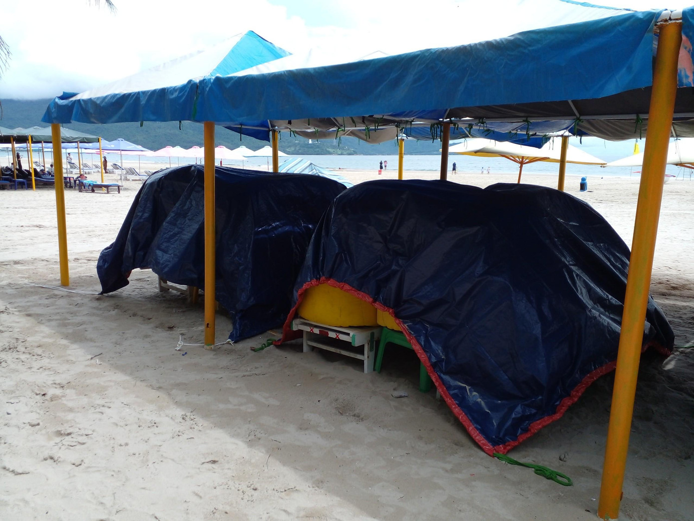 Nhiều bãi tắm, các hộ dân buôn bán bắt đầu thu gom, che đậy và di chuyển vật dụng vào trong để tránh bão. Nhiều bãi tắm, các hộ dân buôn bán bắt đầu thu gom, che đậy và di chuyển vật dụng vào trong để tránh bão.