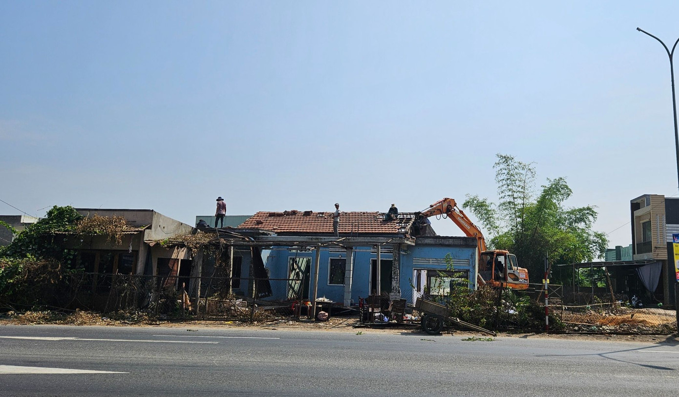 Gia đình hộ bà Bùi Thị Nuôi tự tháo dỡ nhà cửa, bàn giao mặt bằng để thực hiện dự án.