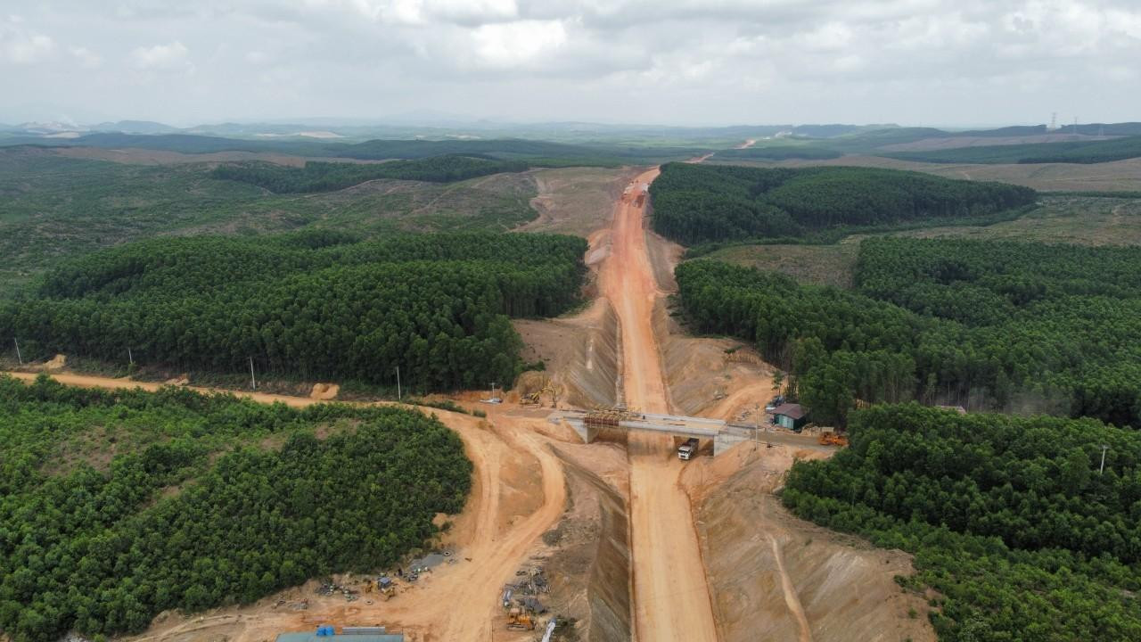 Cam Lộ - La Sơn là tuyến cao tốc có ý nghĩa rất quan trọng trong việc phát triển kinh tế, xã hội của các tỉnh miền Trung. Sau khi hoàn thành, tuyến cao tốc này sẽ kết nối với cao tốc La Sơn - Túy Loan (Đà Nẵng). Cùng với tuyến cao tốc Đà Nẵng - Quảng Ngãi giao thông đi lại của các tỉnh miền Trung sẽ trở nên thuận tiện, nhanh chóng và an toàn hơn. Cam Lộ - La Sơn là tuyến cao tốc có ý nghĩa rất quan trọng trong việc phát triển kinh tế, xã hội của các tỉnh miền Trung. Sau khi hoàn thành, tuyến cao tốc này sẽ kết nối với cao tốc La Sơn - Túy Loan (Đà Nẵng). Cùng với tuyến cao tốc Đà Nẵng - Quảng Ngãi giao thông đi lại của các tỉnh miền Trung sẽ trở nên thuận tiện, nhanh chóng và an toàn hơn.