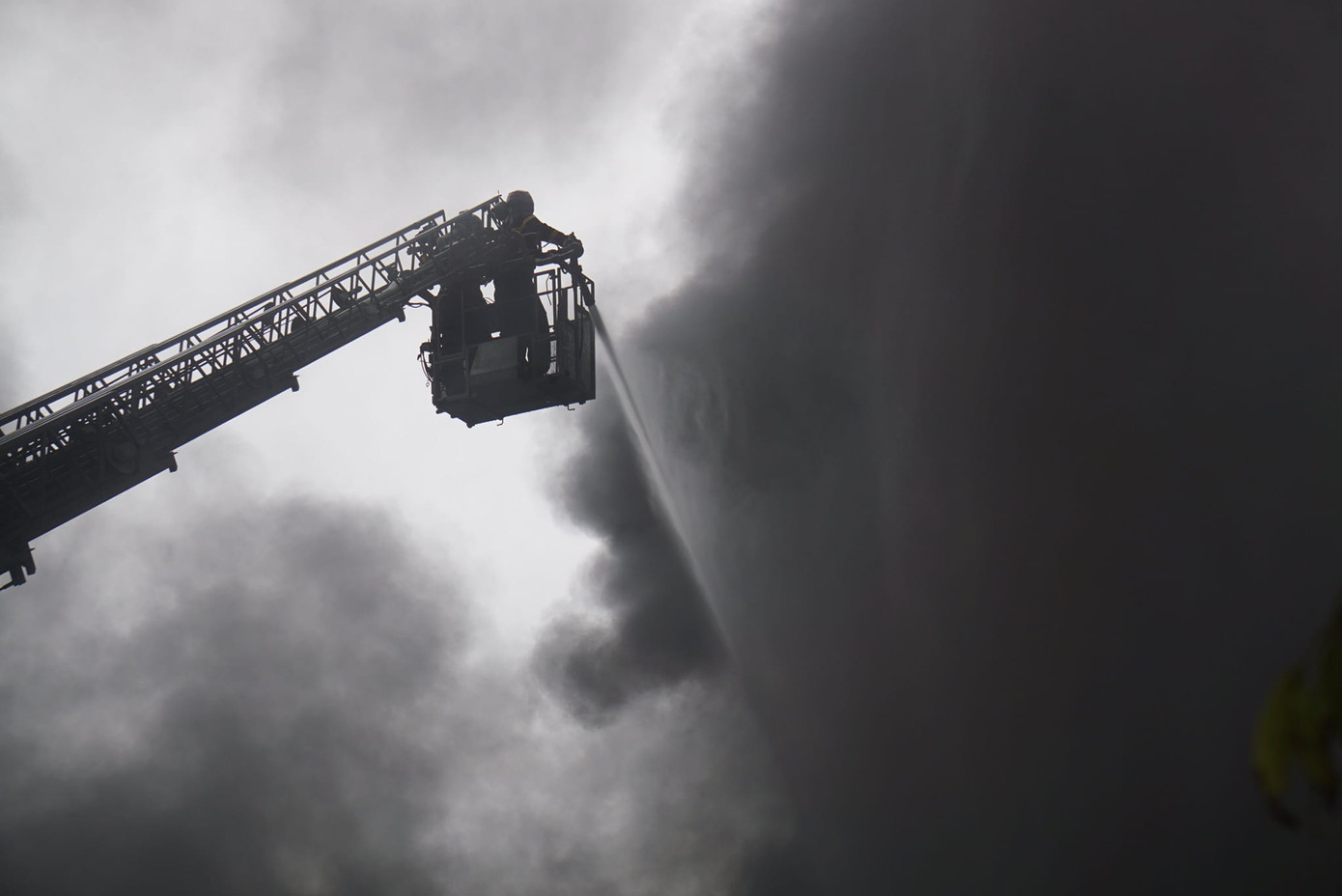 Nguyên nhân vụ cháy đang được điều tra, làm rõ.