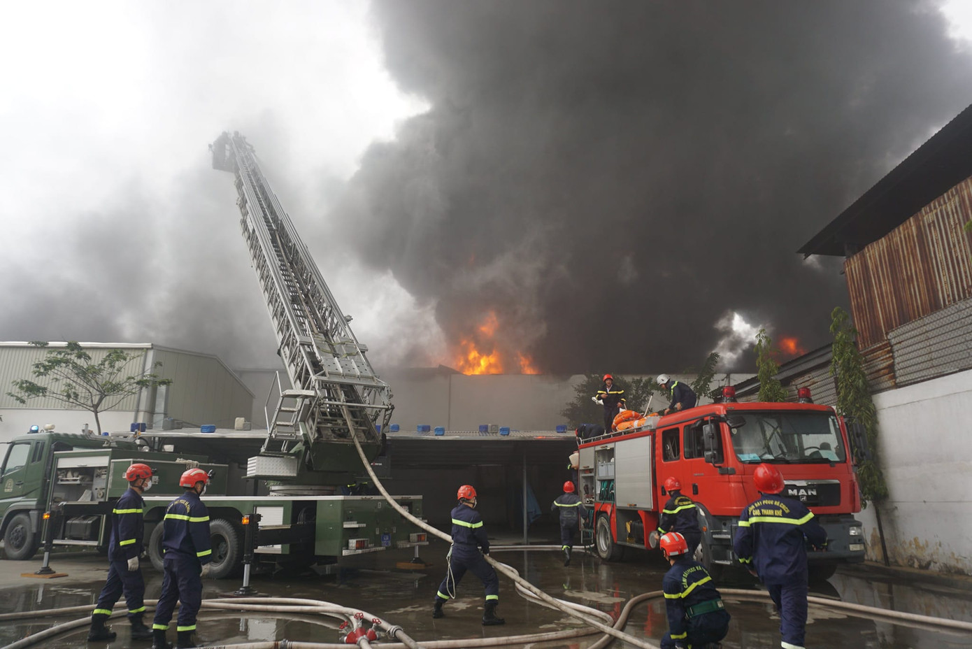 Lực lượng chữa cháy làm nhiệm vụ tại hiện trường vụ cháy. Ảnh: H.G