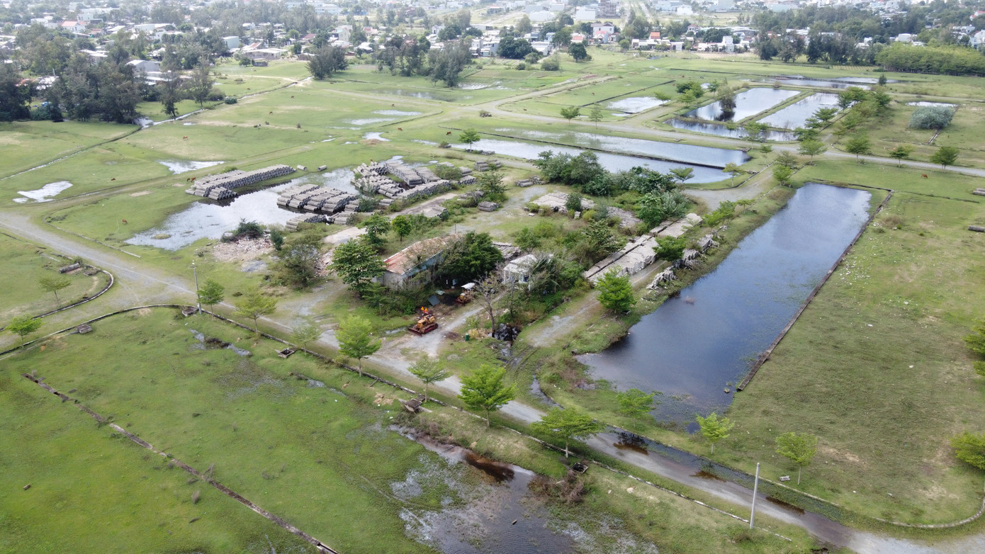 Tương tự, tại khu dự án 7B mở rộng cũng là cảnh nước đọng, hạ tầng dang dở, cỏ cây mọc dọc các khu đất. Theo báo cáo của chủ đầu tư, giải phóng mặt bằng tại dự án còn có 46 hộ (có 6 hộ chưa ký nhận tiền ứng năm 2017). Các hộ chưa ký hồ sơ chủ yếu hỗ trợ hoa màu, vướng thủ tục pháp lý do người nhận hỗ trợ đã mất, không liên lạc được.