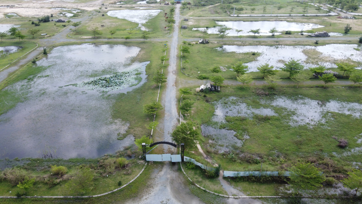 Những lô đất trong khu dự án Hera Complex Riverside là cảnh ngập nước.