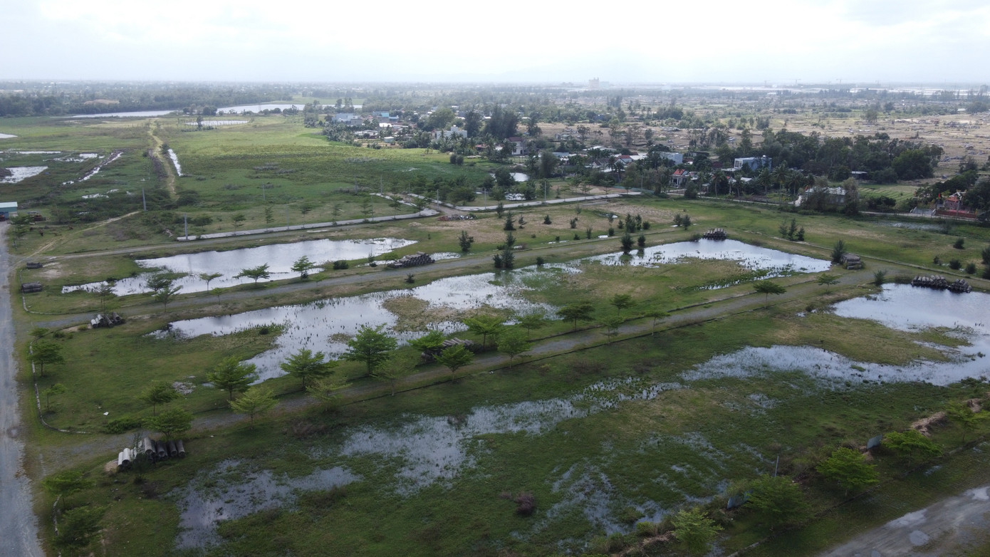 Những ngày này, hiện trạng các dự án Khu đô thị Bách Đạt, Khu đô thị số 7B mở rộng, Khu đô thị Hera Complex Riverside (do Công ty CP Bách Đạt An làm chủ đầu tư) liên quan đến vụ khiếu kiện đất đai lớn nhất miền Trung là cảnh nước ngập tại các khu đất, bên cạnh những cây cỏ mọc um tùm khiến nhiều khách hàng không khỏi xót xa.