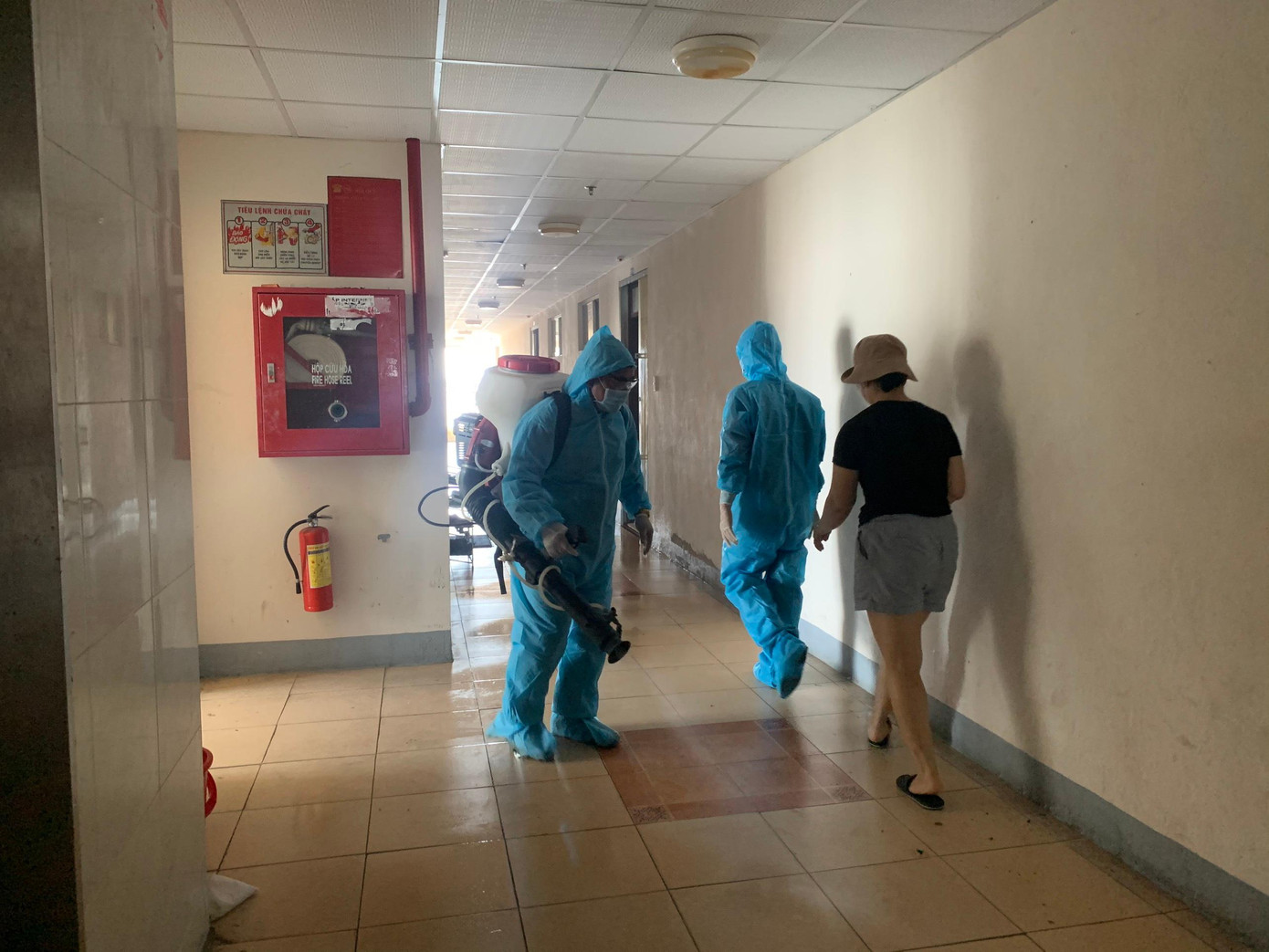 Phun khử khuẩn bên trong chung cư 12T3 có người nghi nhiễm COVID-19.