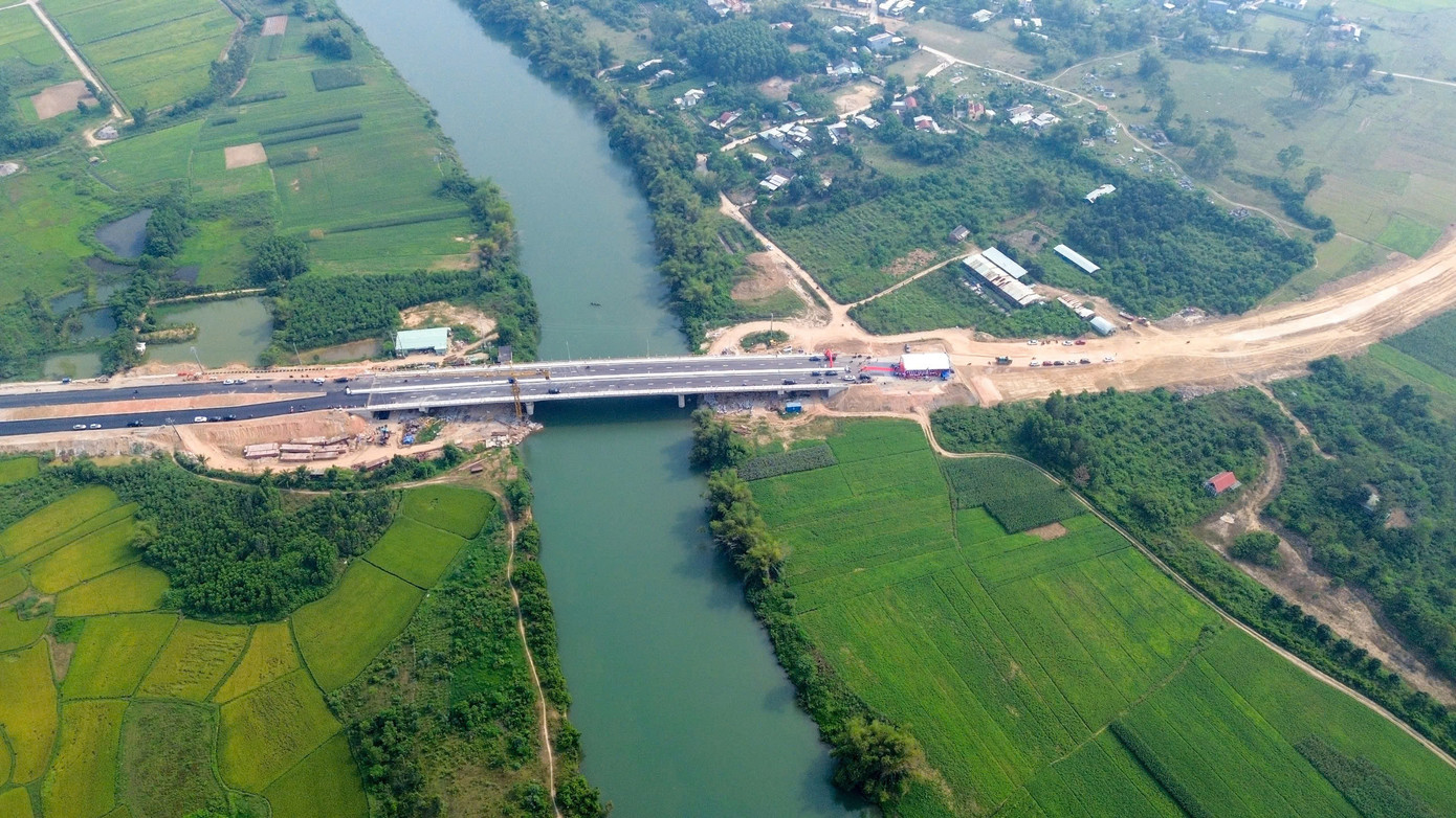 Người dân sống ở 2 bên cây cầu đều rất mong muốn các cơ quan chức năng sớm thúc đẩy hoàn thiện hạ tầng, sớm đưa công trình vào sử dụng, nhất là trong bối cảnh 2 địa phương đã chính thức sáp nhập, không còn ranh giới hành chính cản trở quá trình triển khai.