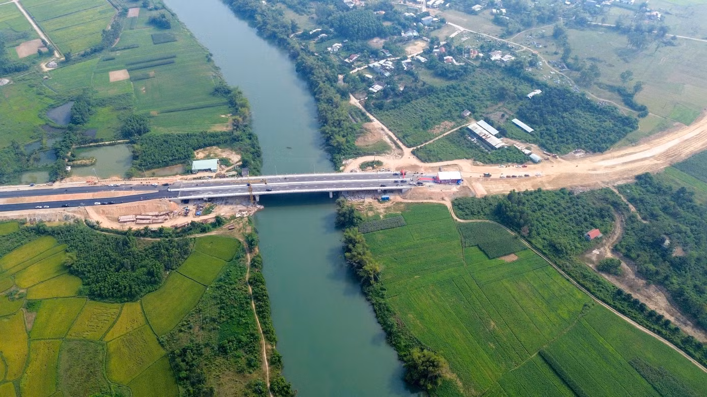 Người dân sống ở 2 bên cây cầu đều rất mong muốn các cơ quan chức năng sớm thúc đẩy hoàn thiện hạ tầng, sớm đưa công trình vào sử dụng, nhất là trong bối cảnh 2 địa phương đã chính thức sáp nhập, không còn ranh giới hành chính cản trở quá trình triển khai.