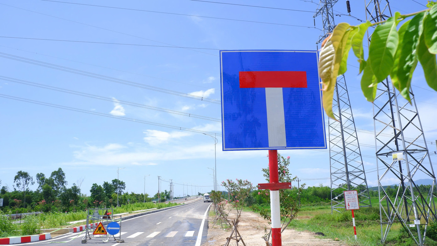Tuy nhiên, đến nay cầu Quảng Đà vẫn chưa thể đưa vào khai thác, vận hành do chưa hoàn thiện phần đường dẫn phía phường Điện Bàn Bắc.