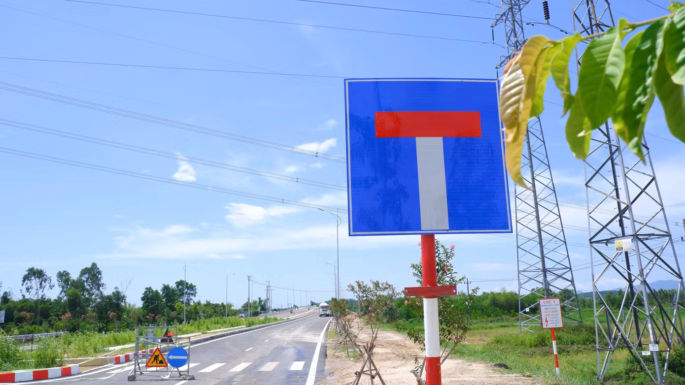 Tuy nhiên, đến nay cầu Quảng Đà vẫn chưa thể đưa vào khai thác, vận hành do chưa hoàn thiện phần đường dẫn phía phường Điện Bàn Bắc.