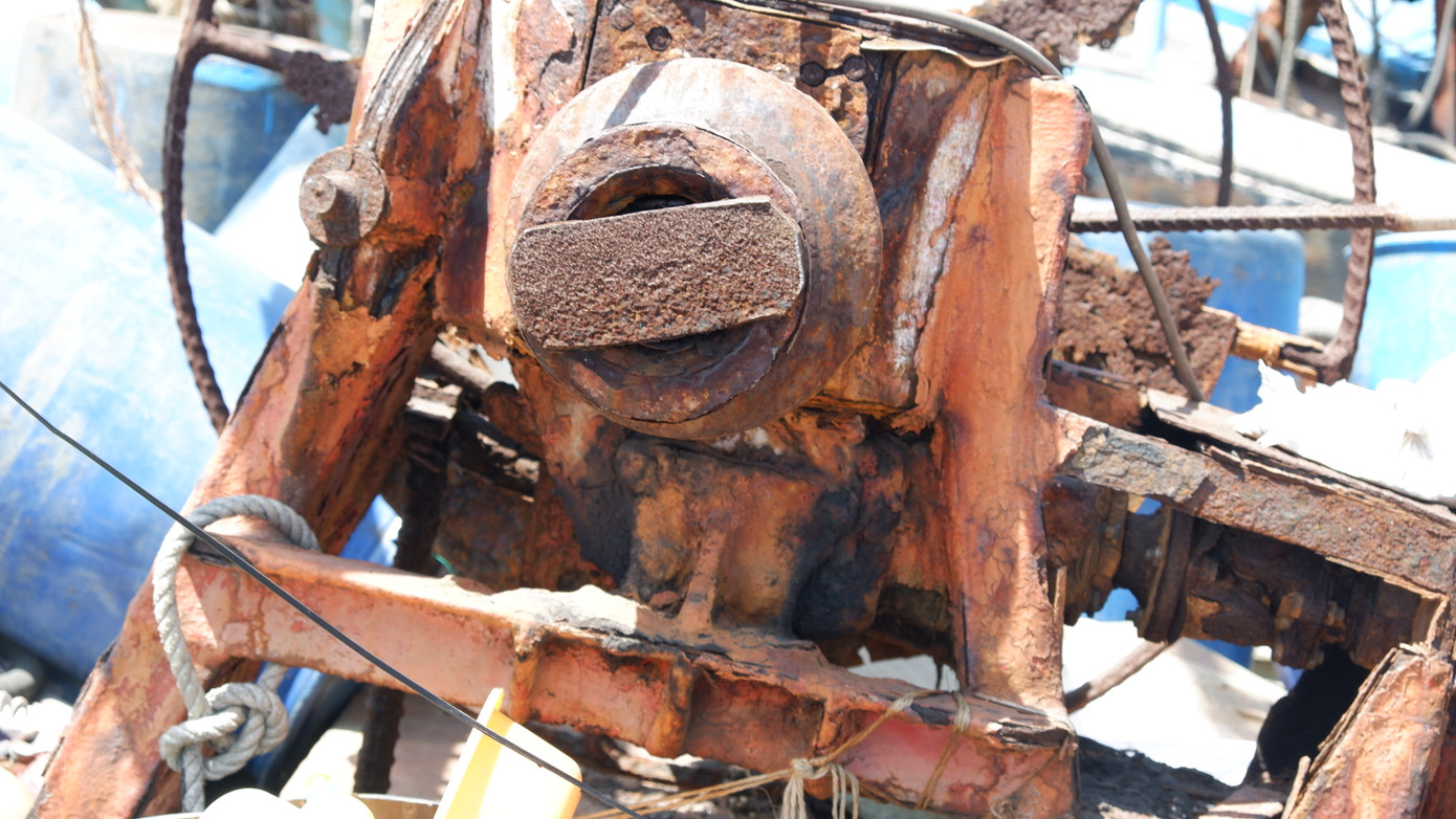 Tương tự, ngày 22/4, Công ty Đấu giá Hợp danh Bảo Việt thông báo bán đấu giá tàu cá QNg-94239-TS, cũng tại cảng cá Thọ Quang, với giá khởi điểm hơn 150 triệu đồng. Tàu này cũng chìm chạm đáy, thân vỏ mục nát với những hư hại tương tự tàu cá QNg-98384-TS. Theo ông Lại, dù đã qua nhiều lần đấu giá và hạ giá, các con tàu này vẫn không có người mua. Ban Quản lý âu thuyền từng dẫn nhiều người đi xem tàu để định giá, nhưng hầu hết đều cho rằng mức giá hiện nay cho một xác tàu như vậy là quá cao.