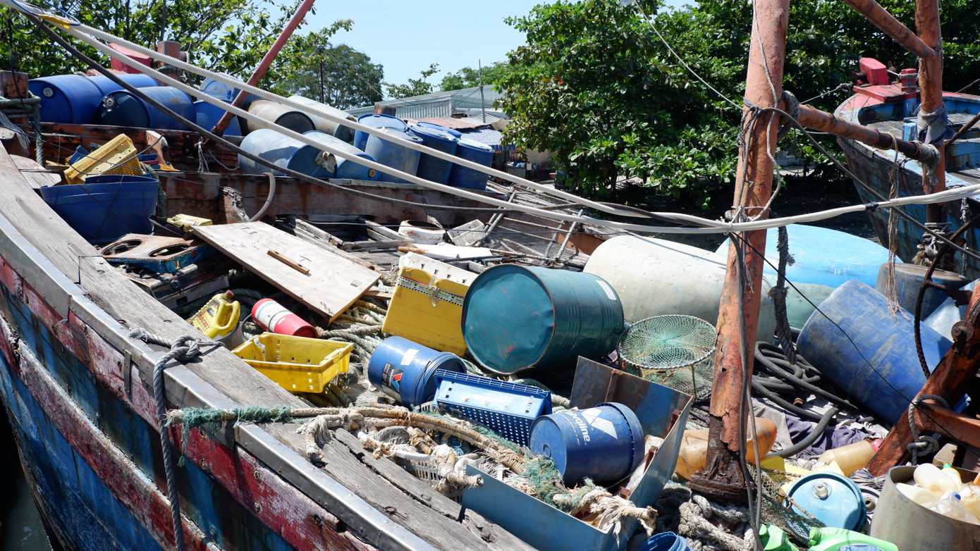 Một tàu cá bỏ không, ngư cụ vứt ngổn ngang, tiềm ẩn nhiều nguy cơ.