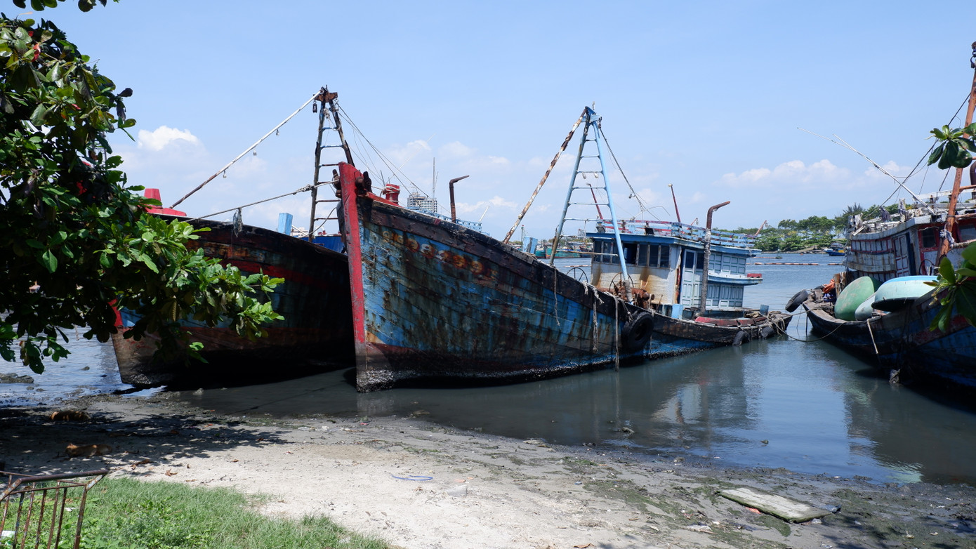 Tại âu thuyền cảng cá Thọ Quang (thuộc phường Nại Hiên Đông, quận Sơn Trà, TP Đà Nẵng) hiện có một số tàu thuyền hư hỏng, bị bỏ lại thời gian dài. Các tàu cũ nát đã chìm một phần dưới nước, gây khó khăn cho công tác quản lý và xử lý.