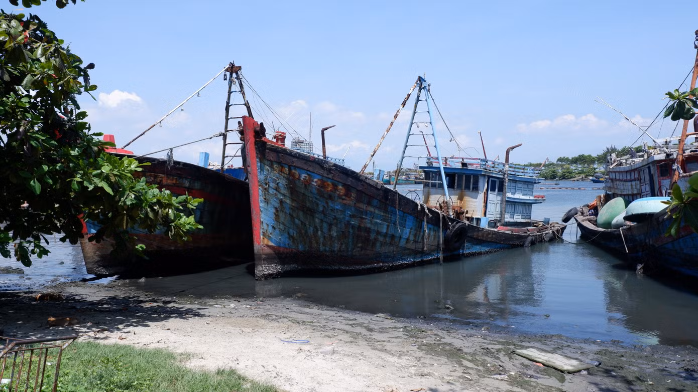 Tại âu thuyền cảng cá Thọ Quang (thuộc phường Nại Hiên Đông, quận Sơn Trà, TP Đà Nẵng) hiện có một số tàu thuyền hư hỏng, bị bỏ lại thời gian dài. Các tàu cũ nát đã chìm một phần dưới nước, gây khó khăn cho công tác quản lý và xử lý. Tại âu thuyền cảng cá Thọ Quang (thuộc phường Nại Hiên Đông, quận Sơn Trà, TP Đà Nẵng) hiện có một số tàu thuyền hư hỏng, bị bỏ lại thời gian dài. Các tàu cũ nát đã chìm một phần dưới nước, gây khó khăn cho công tác quản lý và xử lý.