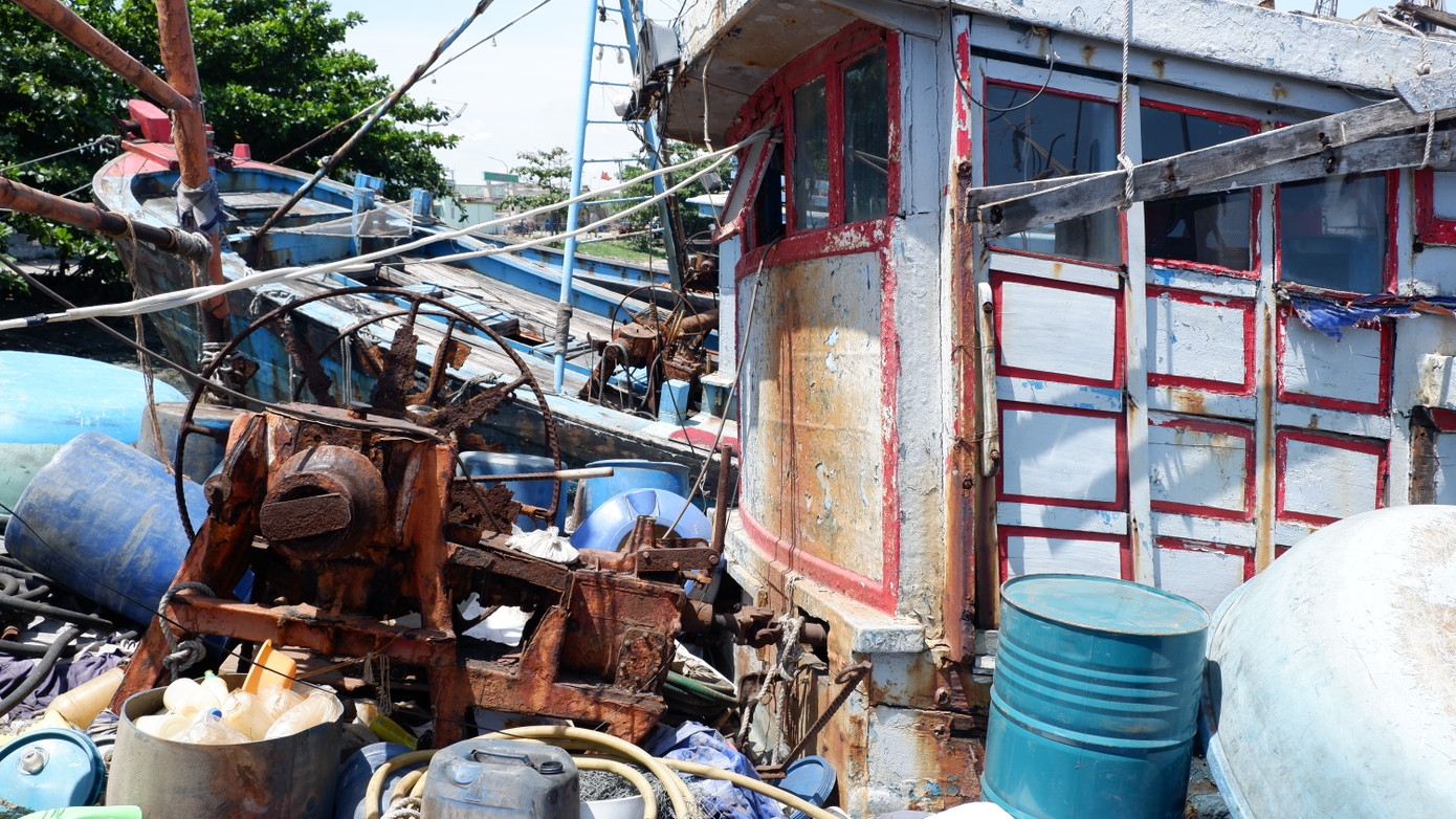 Để lâu ngày, các tàu cá đều đã hư hỏng máy móc, thân vỏ. Vào ngày 16/4/2025, một ngân hàng Chi nhánh Quảng Ngãi thông báo bán đấu giá tàu cá QNg-98384-TS, neo đậu tại âu thuyền và cảng cá Thọ Quang, giá khởi điểm hơn 284 triệu đồng. Tàu này ở tình trạng hư hỏng nghiêm trọng: thân, vỏ và sàn tàu mục nát, chìm chạm đáy, nước biển ngập sâu khoang máy, máy chính rỉ sét, hộp số bị tháo rời, không còn thiết bị hoạt động.