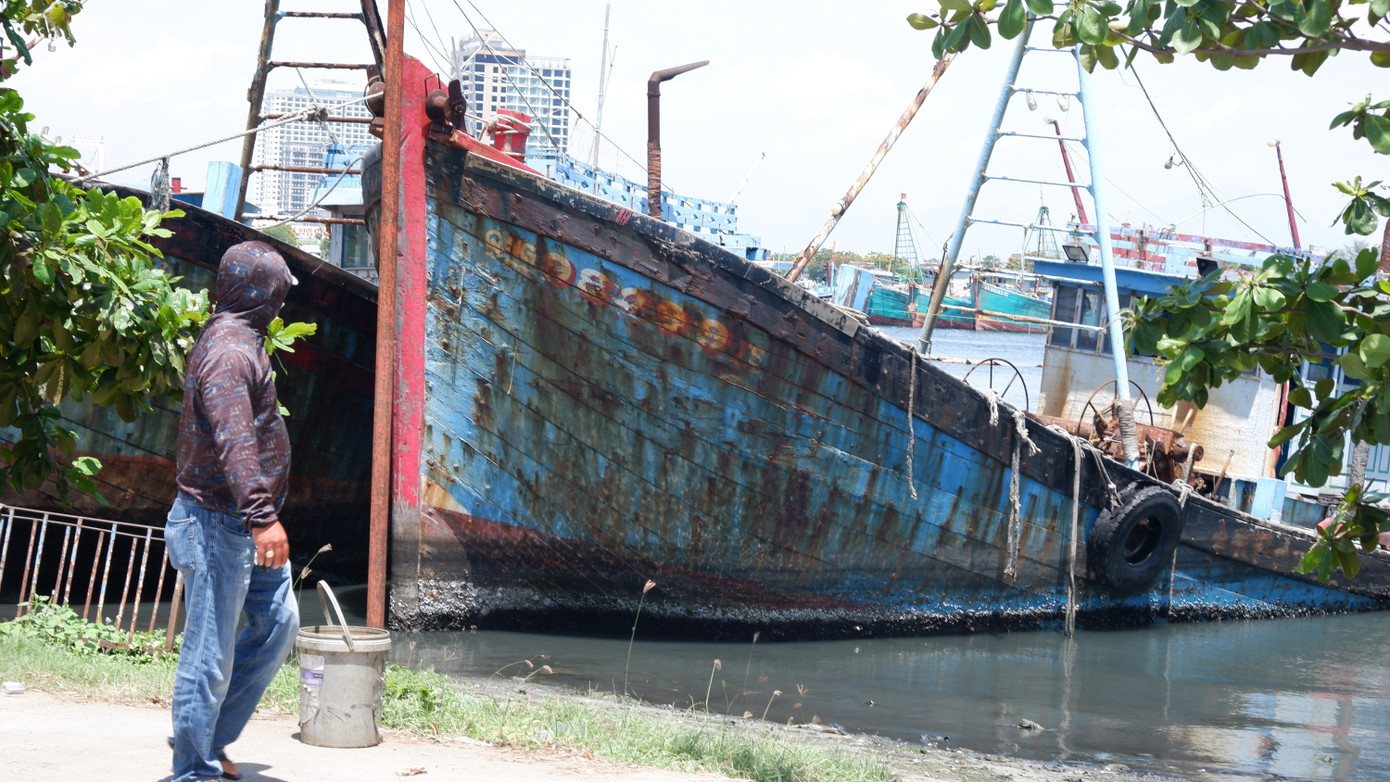 Tại khu vực gần Đội Cảnh sát PCCC&amp;CNCH trên sông, có 3 con tàu gỗ lớn công suất hơn 500CV chỉ còn trơ xác. Các ngư dân địa phương cho hay, đây là 3 trong số các con tàu chờ ngân hàng phát mại tài sản.