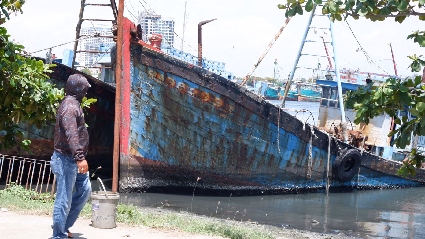 Tại khu vực gần Đội Cảnh sát PCCC&CNCH trên sông, có 3 con tàu gỗ lớn công suất hơn 500CV chỉ còn trơ xác. Các ngư dân địa phương cho hay, đây là 3 trong số các con tàu chờ ngân hàng phát mại tài sản. Tại khu vực gần Đội Cảnh sát PCCC&CNCH trên sông, có 3 con tàu gỗ lớn công suất hơn 500CV chỉ còn trơ xác. Các ngư dân địa phương cho hay, đây là 3 trong số các con tàu chờ ngân hàng phát mại tài sản.