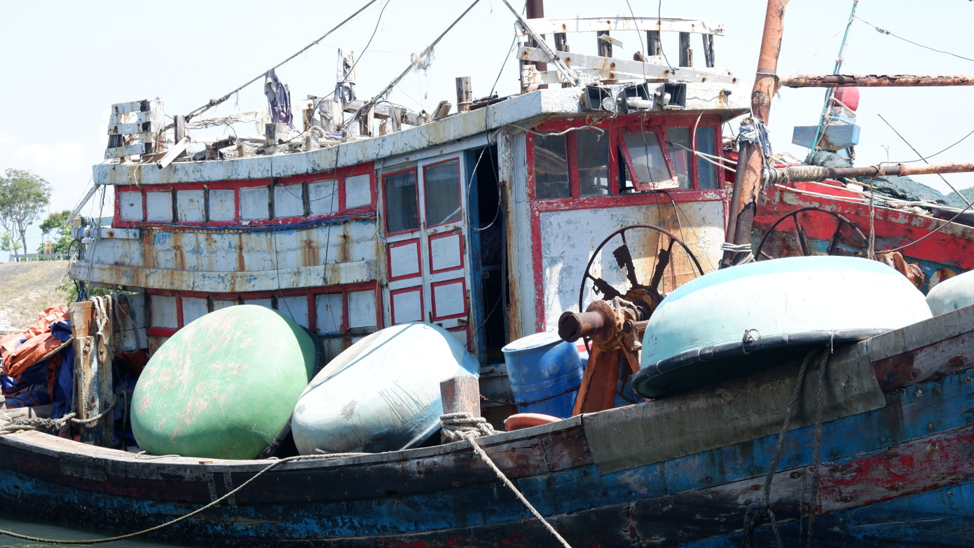 Theo Ban Quản lý âu thuyền và cảng cá Thọ Quang các tàu hư hỏng đã được lai dắt, gác lên sát bờ kè đá hoặc thậm chí nhận chìm xuống nước để đảm bảo an toàn trong mùa mưa bão.